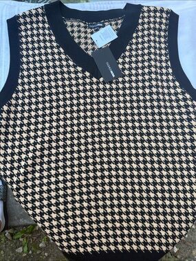 Fashion Nova Men Black and Cream Houndstooth V-Neck Sweater Vest